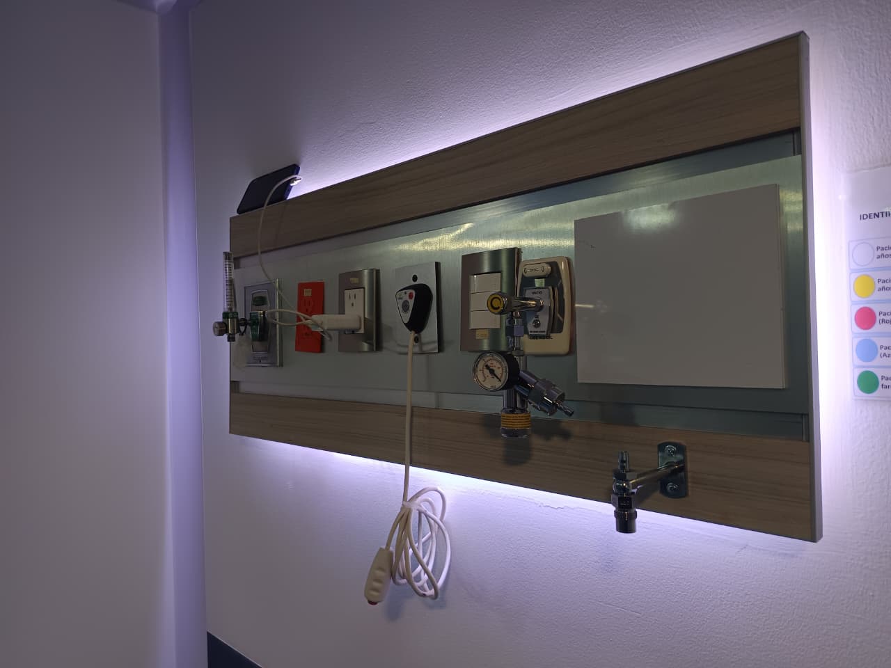 Panel hospitalario con iluminación LED, conexiones de gases medicinales, tomacorrientes regulados y sistema de llamado integrado